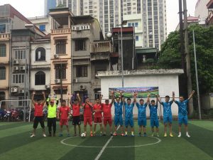 Hai đội chào khán giả khi trận đấu kết thúc