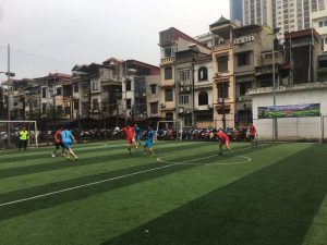 Tình huống tranh chấp bóng giữa hai đội