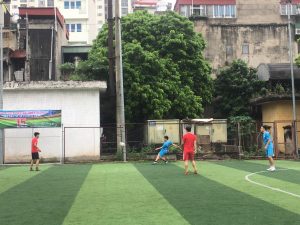 Một tình huống đá biên của đội 1