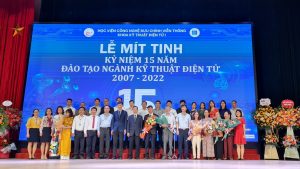 Tập thể Lãnh đạo Học viện chụp ảnh lưu niệm với các thế hệ cán bộ