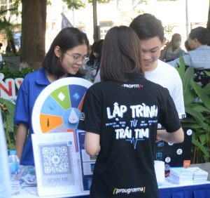 Thành viên CLB Lập Trình - ProPTIT tham quan