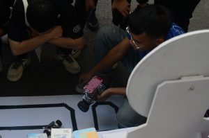 Các bạn sinh viên tìm hiểu, khám phá vật phẩm trưng bày của CLB Điện tử