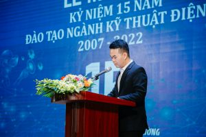 Cựu sinh viên khóa D08 Lê Trung Đức phát biểu