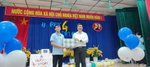 Khoa Kỹ thuật điện tử 1 tặng quà cho CLB Điện tử PTiT