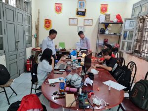 Các thầy trò chuyện với sinh viên