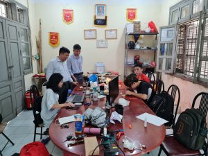 Các thầy đột xuất đến thăm lúc nhóm sinh viên đang say mê nghiên cứu