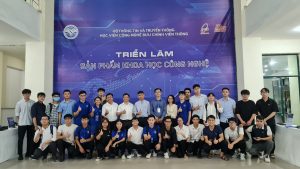 Các đội thi chụp ảnh lưu niệm