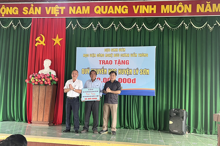 CỰU SINH VIÊN KHOA VIỄN THÔNG 2 TRAO TẶNG CHO QUỸ KHUYẾN HỌC HUYỆN LÝ SƠN