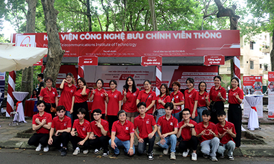 Đông đảo thí sinh được tư vấn tại Ngày tư vấn xét tuyển đại học, cao đẳng năm 2024