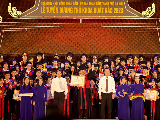 Thủ khoa Học viện Công nghệ Bưu chính Viễn thông được vinh danh tại Lễ tuyên dương Thủ khoa xuất sắc tốt nghiệp các trường Đại học, Học viện