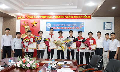 Lễ trao thưởng sinh viên đạt giải cao trong kỳ thi Olympic Tin học sinh viên và Kỳ thi lập trình sinh viên quốc tế ICPC Asia 2021