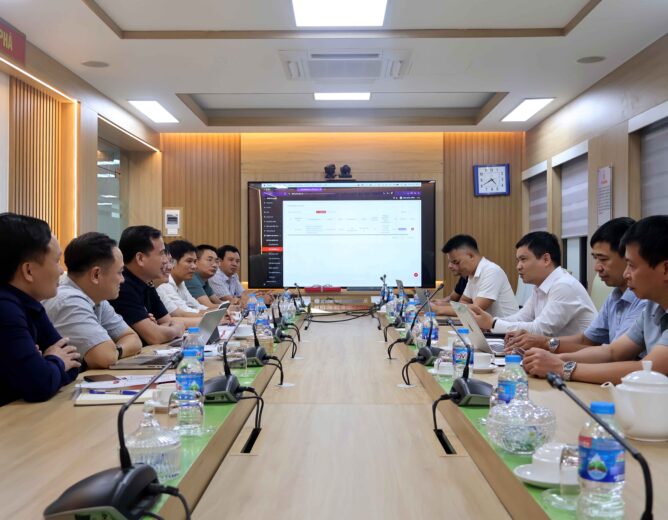 Trường Đại học Vinh và Học viện Công nghệ Bưu chính Viễn thông trao đổi kinh nghiệm về chuyển đổi số giáo dục đại học