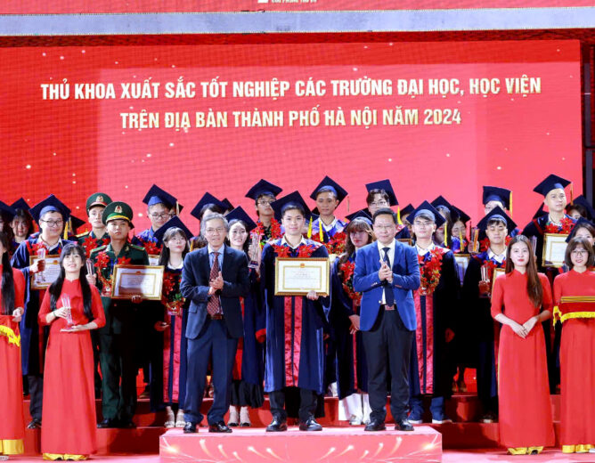 2 Thủ khoa PTIT được vinh danh tại Lễ tuyên dương Thủ khoa xuất sắc tốt nghiệp các trường Đại học, Học viện