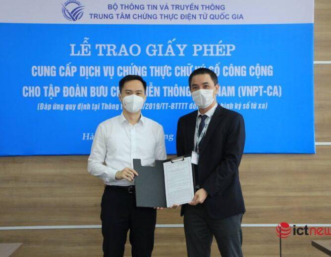 Bộ TT&TT trao giấy phép cung cấp dịch vụ chứng thực chữ ký số công cộng cho VNPT