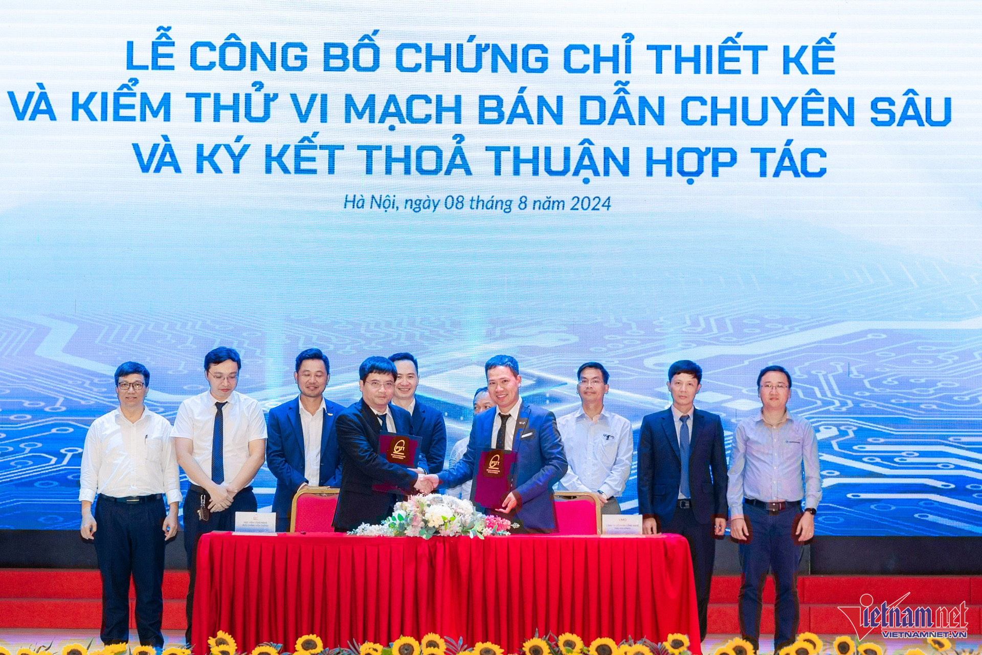 Sinh viên kỹ thuật học 6 tháng để có chứng chỉ thiết kế vi mạch bán dẫn