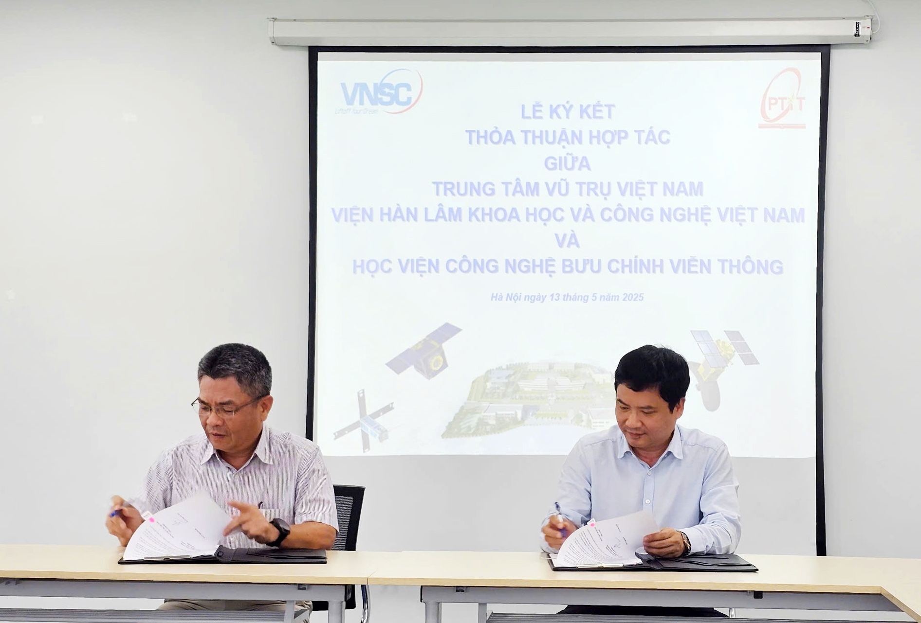 Học viện Công nghệ Bưu chính Viễn thông và Trung tâm Vũ trụ Việt Nam hợp tác trong lĩnh vực thông tin vệ tinh và truyền thông không gian