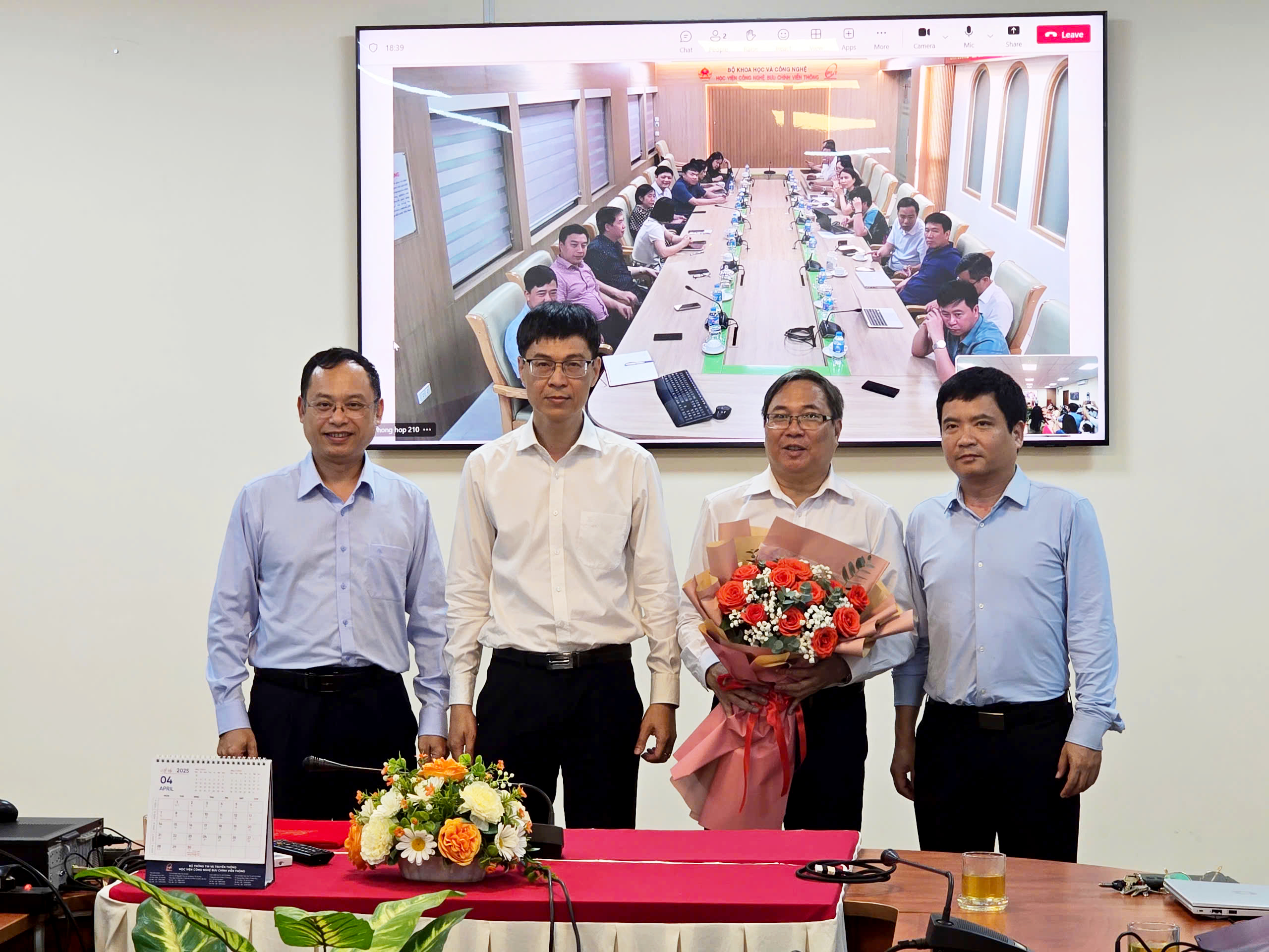 Trao Quyết định nghỉ hưu hưởng chế độ BHXH cho Phó Giám đốc Học viện Công nghệ Bưu chính Viễn thông phụ trách cơ sở tại thành phố Hồ Chí Minh