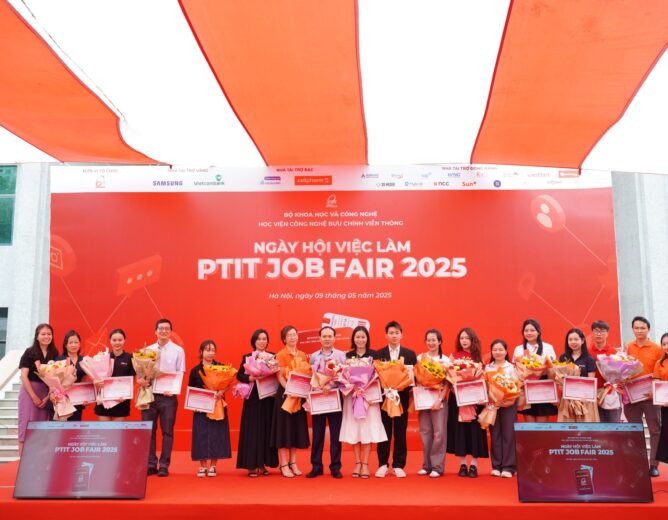 Hàng ngàn sinh viên Học viện tham dự ngày hội việc làm PTIT Job Fair 2025