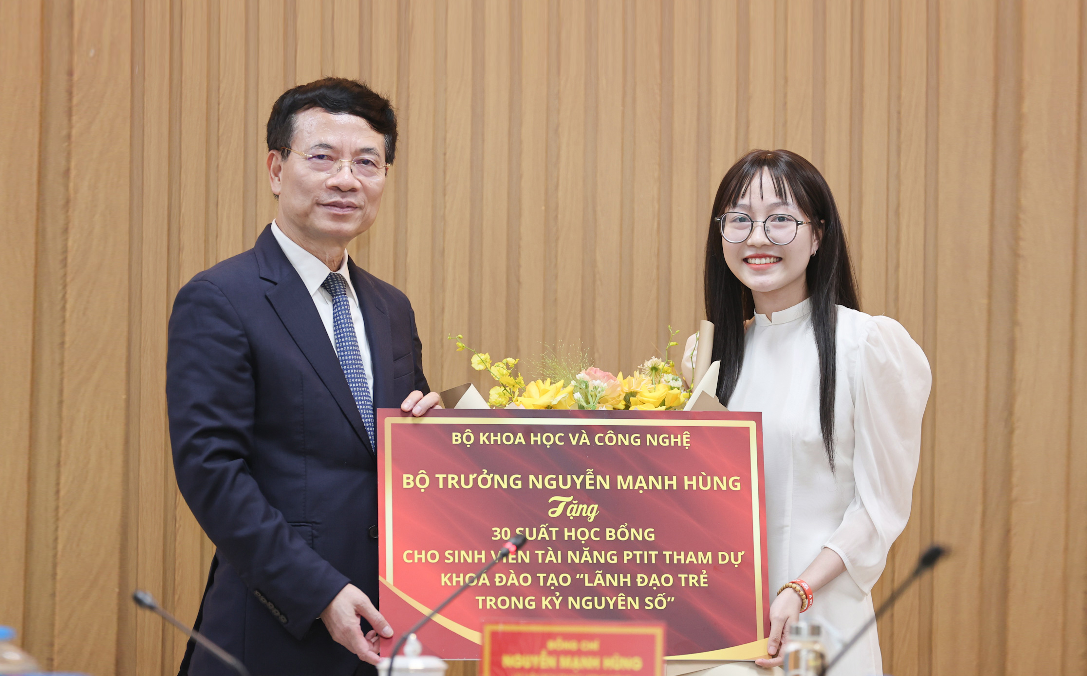 Bộ trưởng Nguyễn Mạnh Hùng trao 30 suất học bổng “Lãnh đạo trẻ trong kỷ nguyên số” cho sinh viên tài năng PTIT