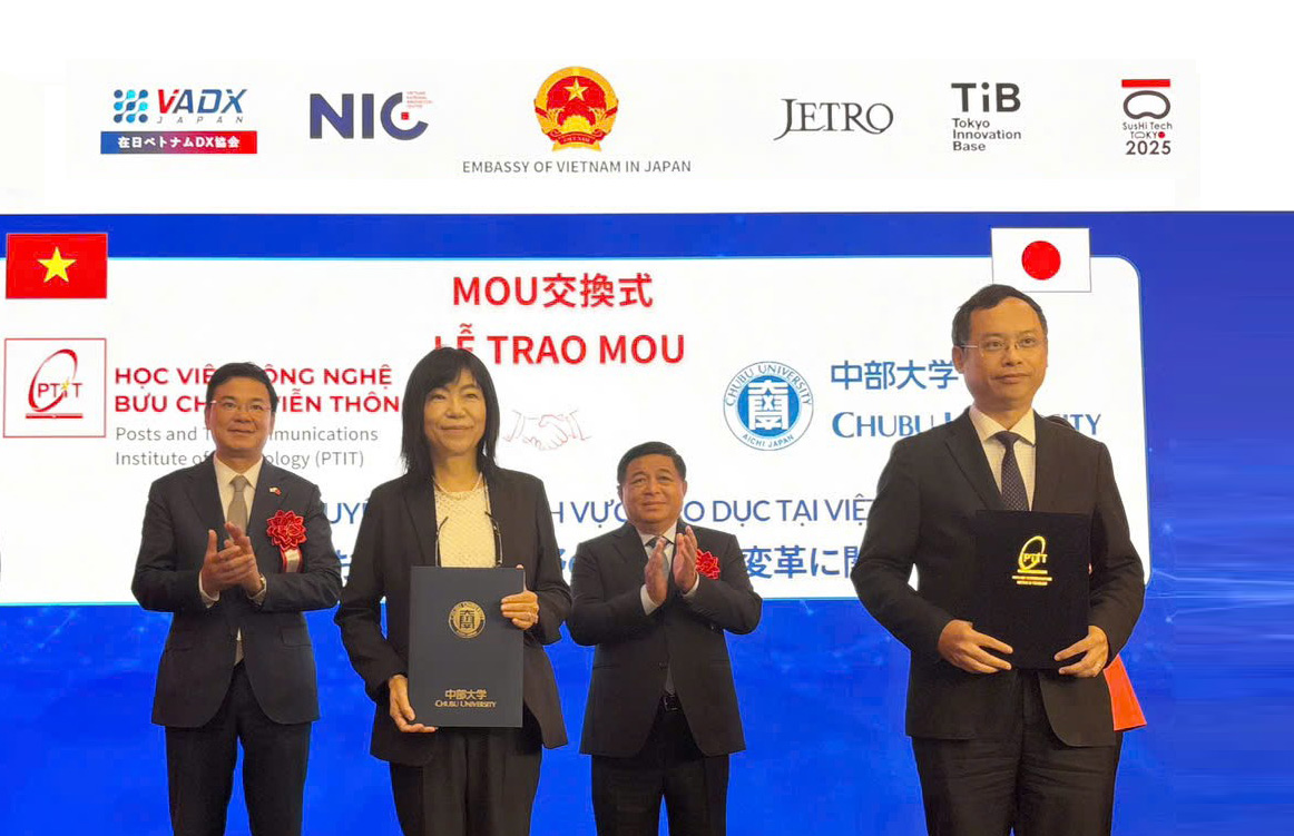 Học viện Công nghệ Bưu chính Viễn thông và Đại học Chubu-Nhật Bản trao thỏa thuận hợp tác (MoU) dưới sự chứng kiến của Phó thủ tướng Nguyễn Chí Dũng