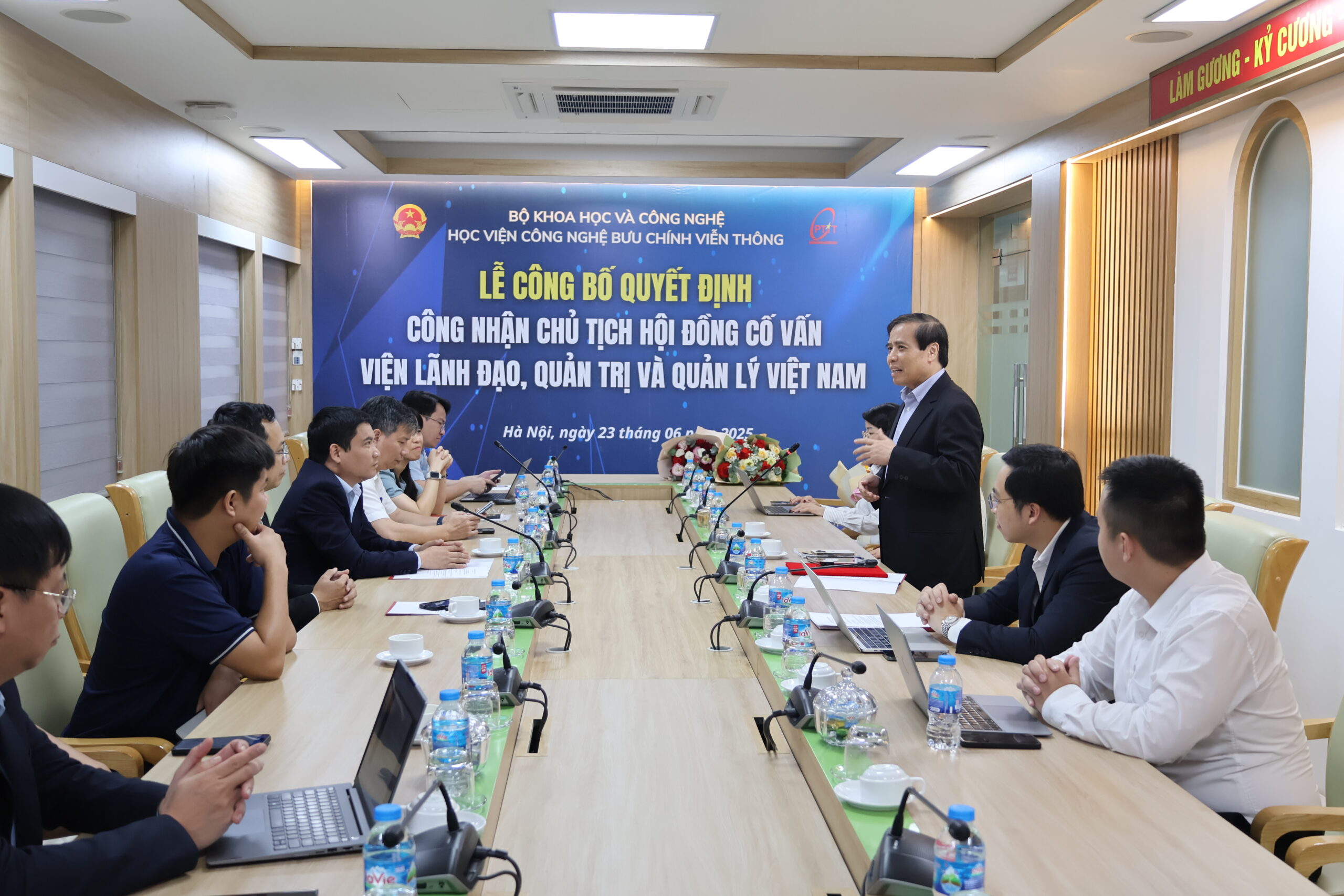 GS.TS Vũ Minh Khương truyền cảm hứng cho các nhà khoa học trẻ PTIT