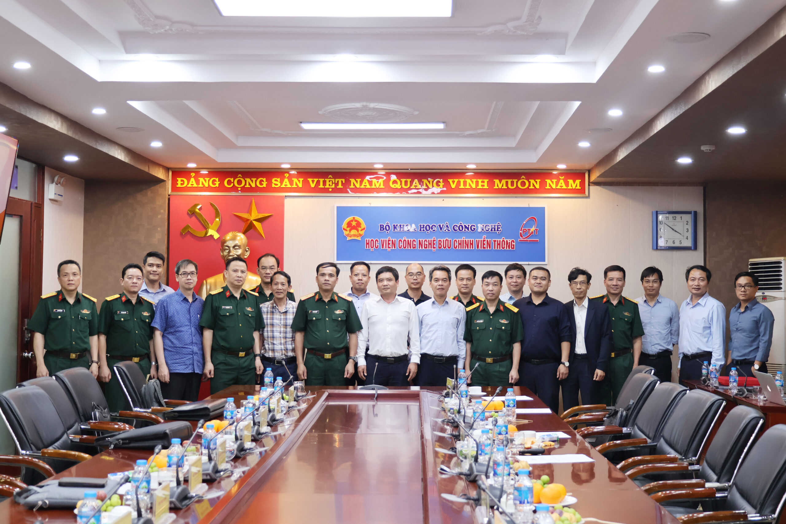 Đoàn công tác Binh chủng Thông tin liên lạc thăm và làm việc tại Học viện Công nghệ Bưu chính Viễn thông