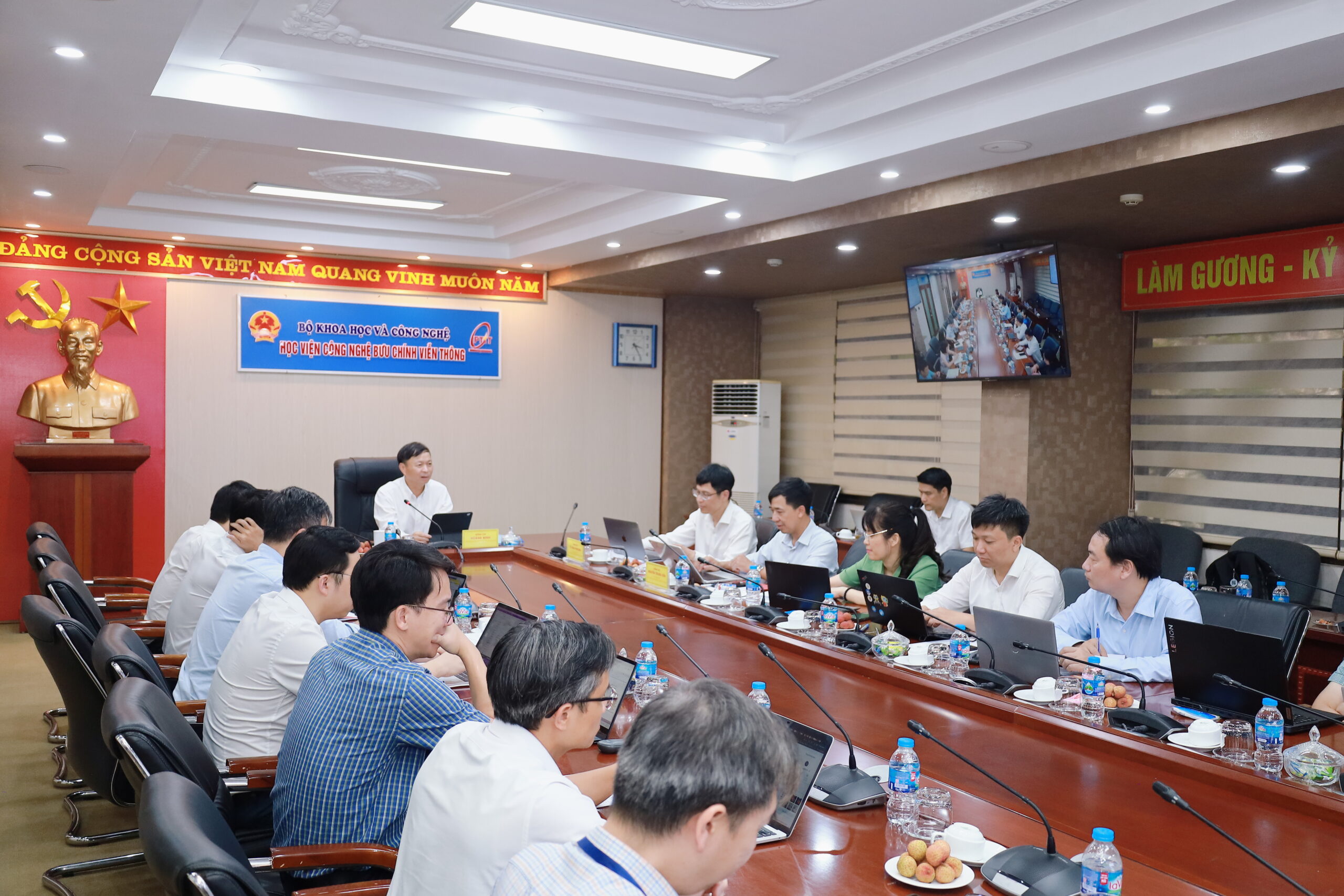 Thứ trưởng Bộ Khoa học và Công nghệ Hoàng Minh làm việc với Học viện Công nghệ Bưu chính Viễn thông