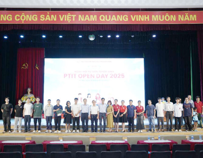 Đông đảo thí sinh được tư vấn về tuyển sinh đại học chính quy năm 2025