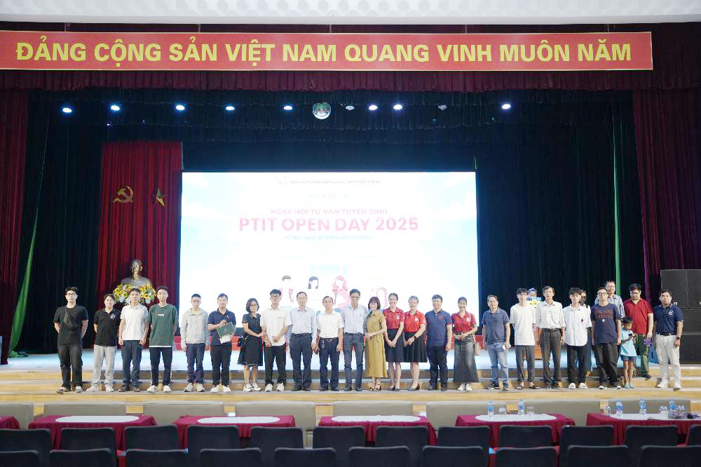 Đông đảo thí sinh được tư vấn về tuyển sinh đại học chính quy năm 2025