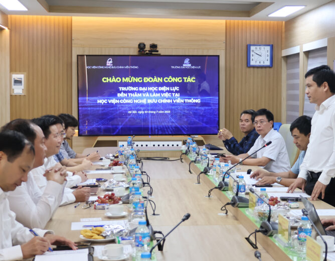 Đoàn công tác Trường Đại học Điện lực thăm và làm việc tại Học viện Công nghệ Bưu chính Viễn thông