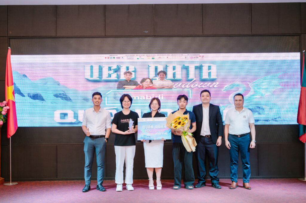 Sinh viên Công nghệ thông tin định hướng ứng dụng xuất sắc giành ngôi vị Quán quân tại UEB Data Showdown 2025