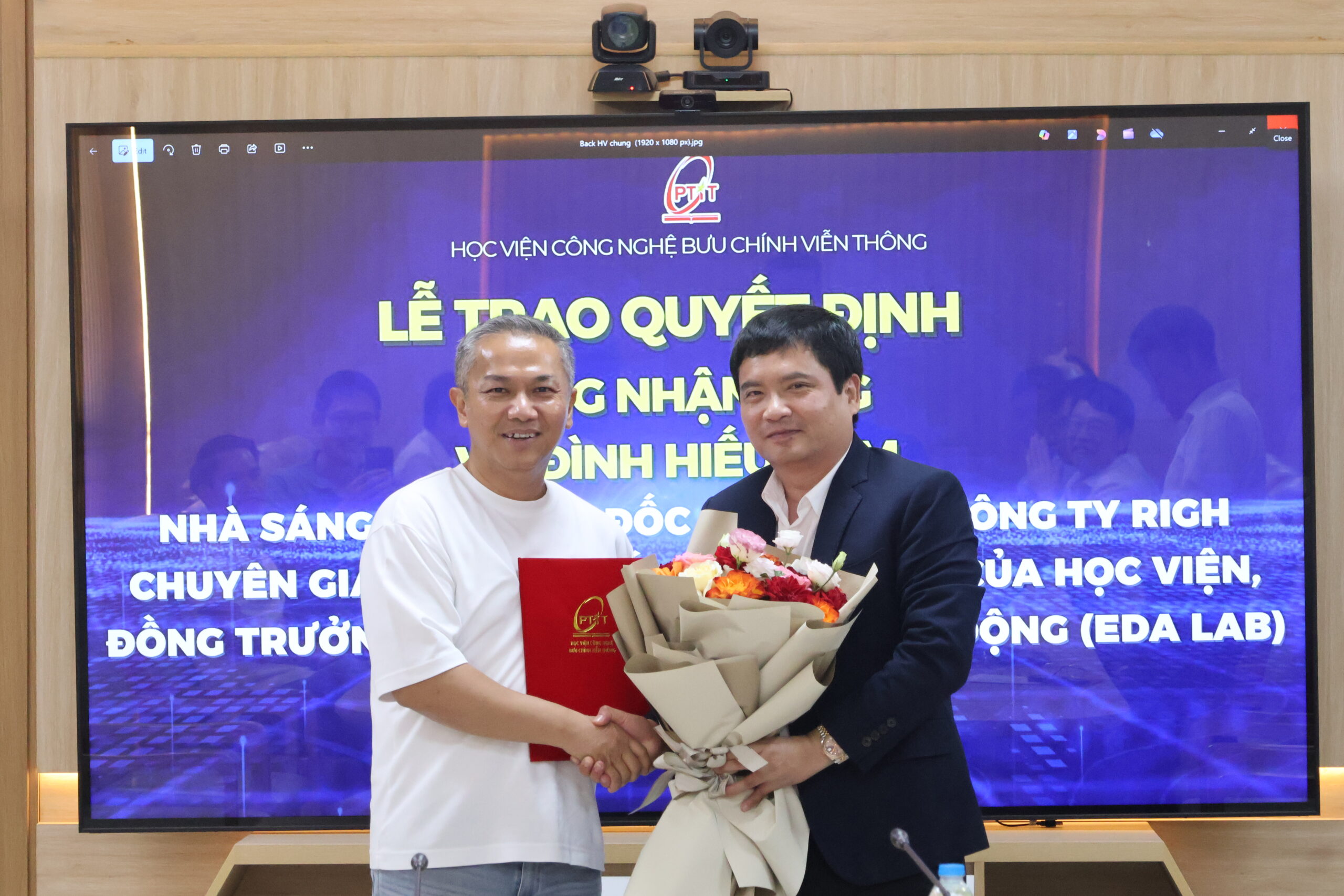 PTIT trao quyết định công nhận Chuyên gia cao cấp, cố vấn đặc biệt, đồng trưởng Lab Thiết kế điện tử tự động (EDA Lab) với ông Võ Đình Hiếu Liêm