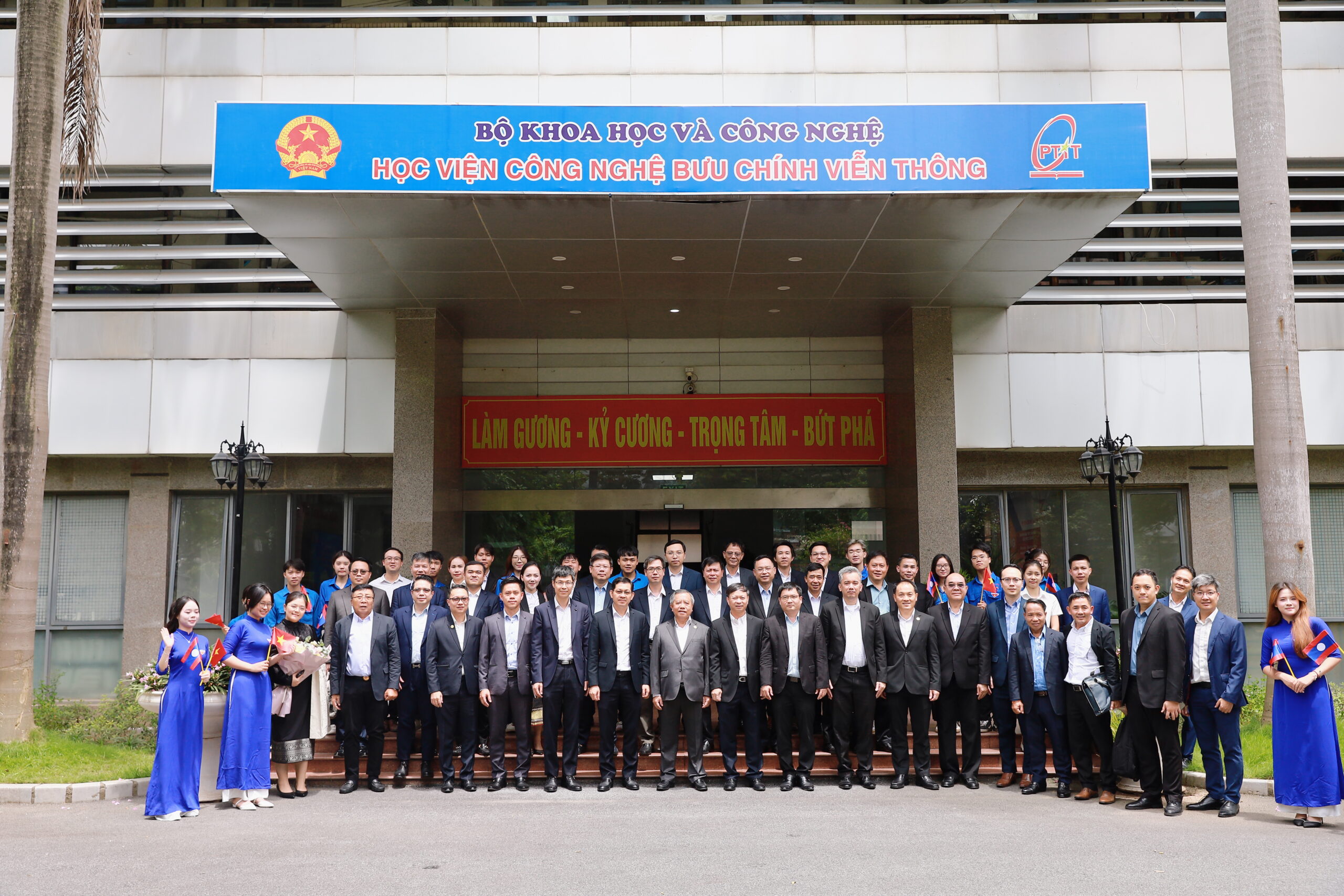 Bộ trưởng Bộ Công nghệ và Truyền thông CHDCND Lào thăm và làm việc với Học viện Công nghệ Bưu chính Viễn thông