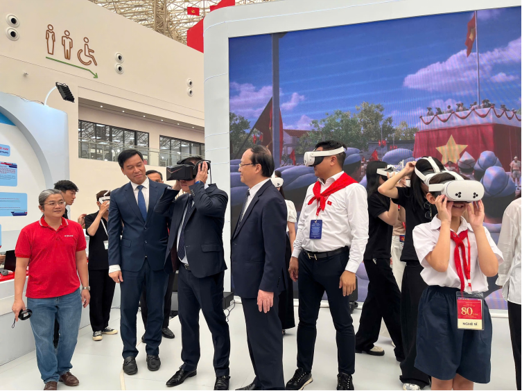Lãnh đạo Đảng, Nhà nước trực tiếp trải nghiệm sản phẩm VR “Trở về thời khắc thiêng liêng” của PTIT tại Triển lãm 80 năm thành tựu đất nước