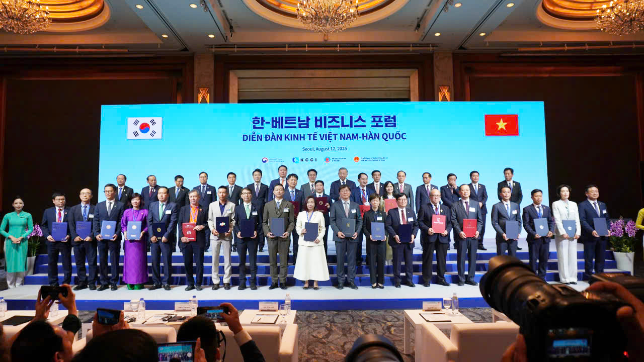 Tổng Bí thư Tô Lâm và Thủ tướng Hàn Quốc Kim Min Seok chứng kiến trao văn bản thỏa thuận hợp tác giữa Học viện Công nghệ Bưu chính Viễn thông và Đại học Chung Ang