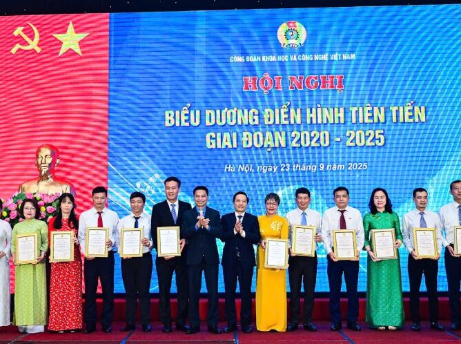 PTIT có 07 cá nhân và 01 tập thể được vinh danh điển hình tiên tiến ngành Khoa học và Công nghệ