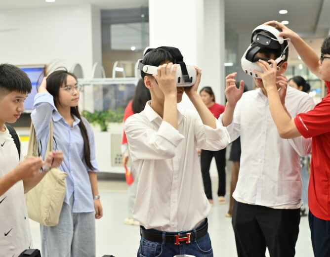 Tân sinh viên PTIT háo hức khám phá “Lab Tour”