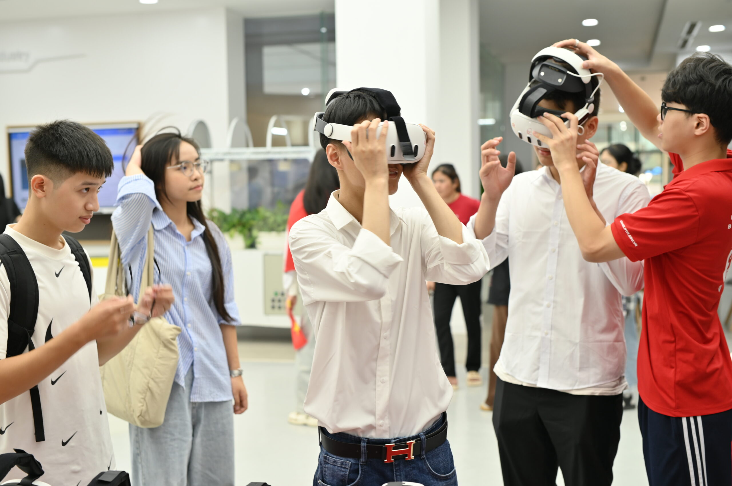 Tân sinh viên PTIT háo hức khám phá “Lab Tour”