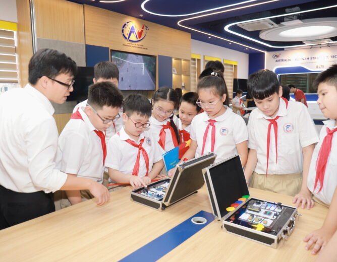 250 học sinh Hà Nội trải nghiệm “Lab Tour” tại PTIT