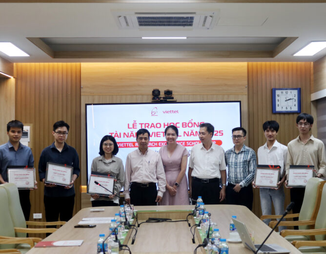 PTIT trao 5 suất học bổng tài năng Viettel “Viettel Research Excellence Scholarship” năm 2025 cho học viên cao học xuất sắc