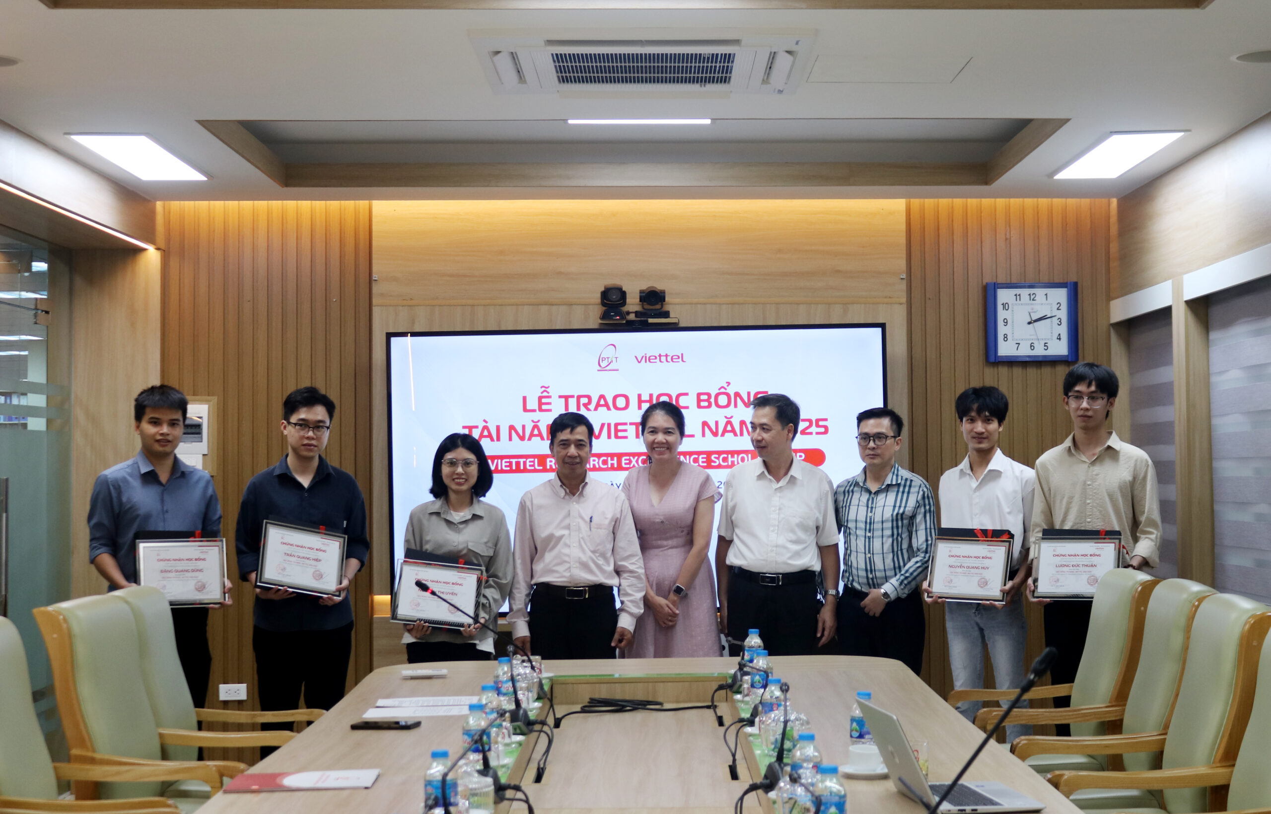PTIT trao 5 suất học bổng tài năng Viettel “Viettel Research Excellence Scholarship” năm 2025 cho học viên cao học xuất sắc