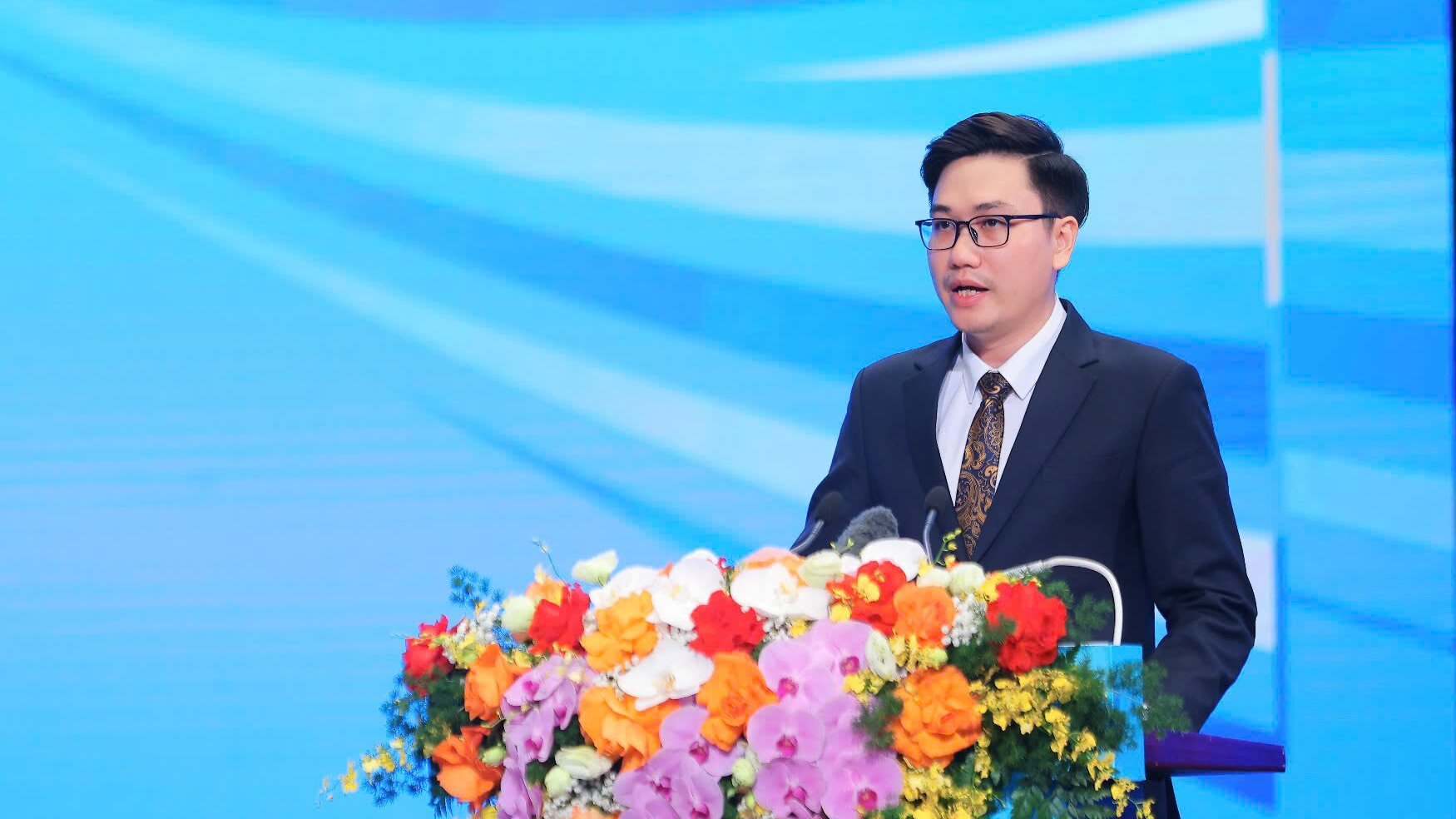 TS. Vũ Hoài Nam – Giảng viên trẻ PTIT phát biểu tại Lễ kỷ niệm 80 năm ngành Bưu chính Viễn thông, 66 năm ngành Khoa học & Công nghệ và Đại hội Thi đua yêu nước lần thứ I