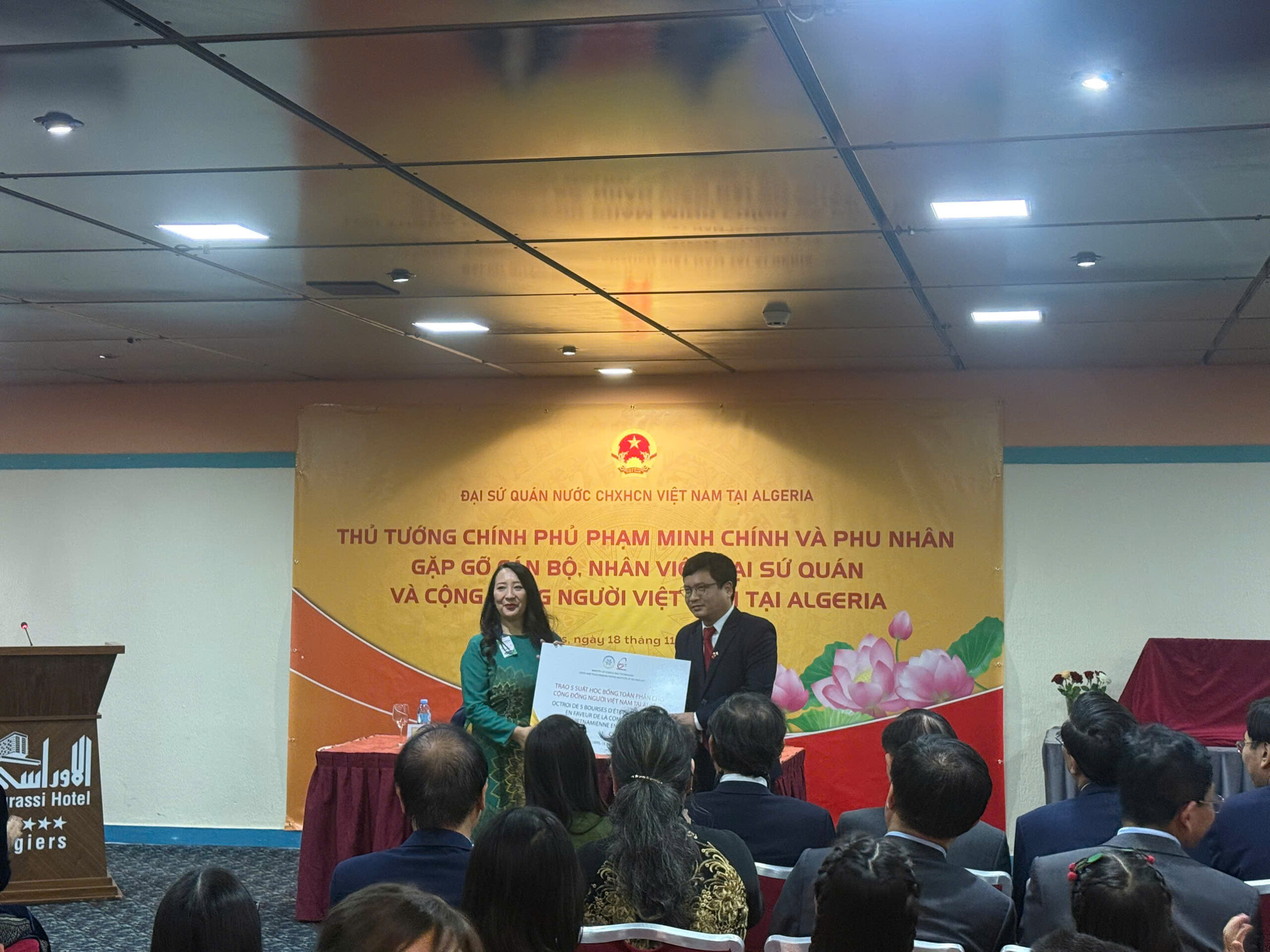 Học viện Công nghệ Bưu chính Viễn thông trao tặng 10 học bổng cho bà con cộng đồng người Việt tại Algeria