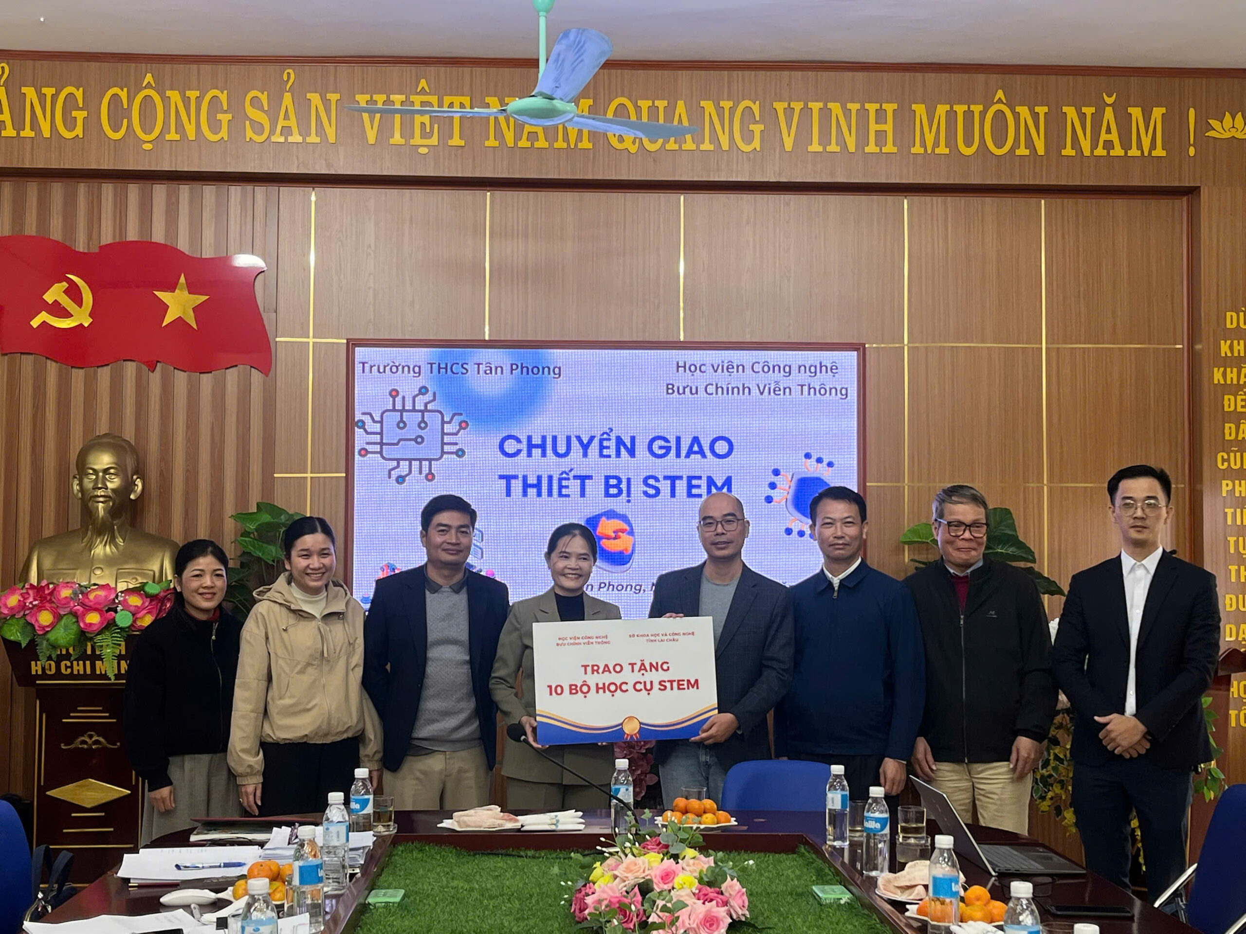 Học viện Công nghệ Bưu chính Viễn thông trao tặng 10 bộ học cụ STEM cho Trường THCS Tân Phong, tỉnh Lai Châu