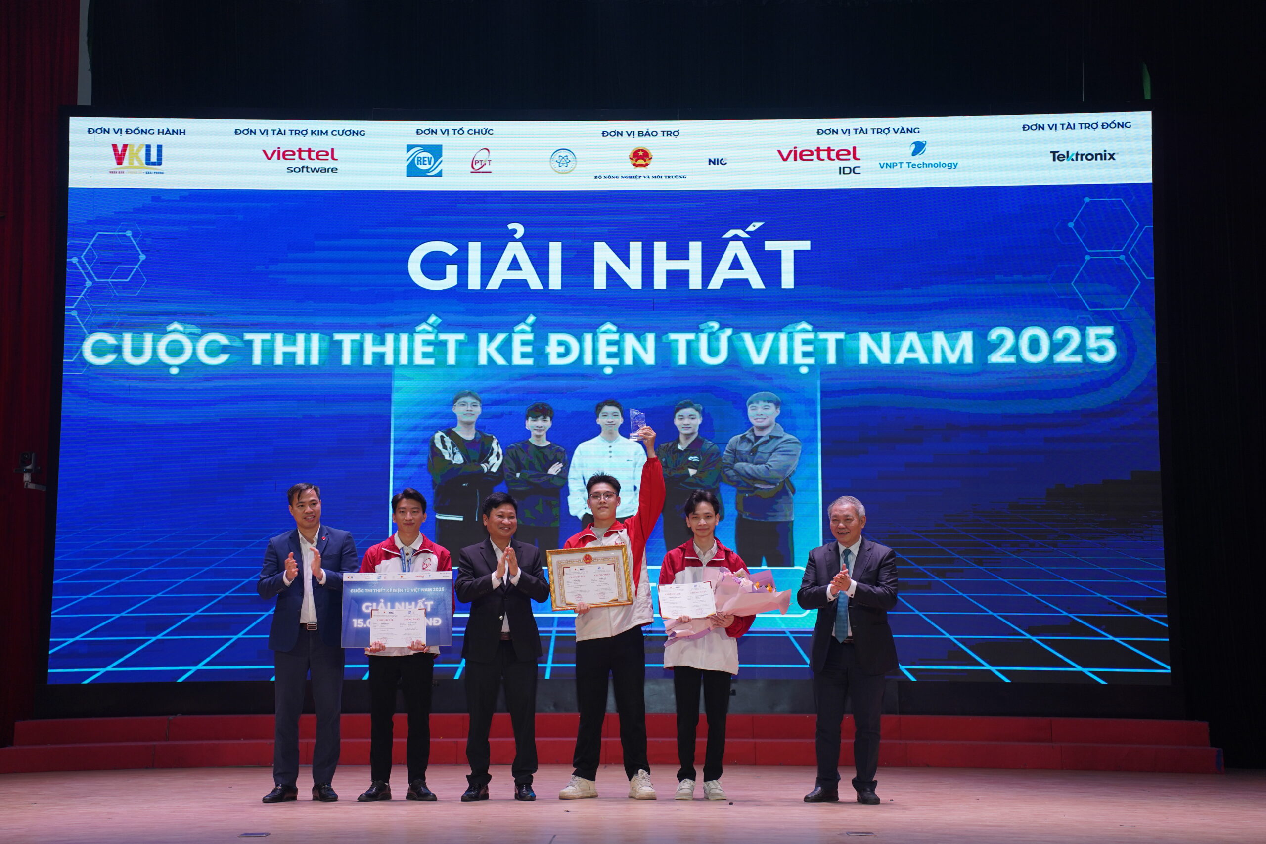 Hệ thống phát hiện xâm nhập cho thiết bị IoT của đội thi IDS PTIT giành giải Nhất tại chung kết cuộc thi Thiết kế Điện tử Việt Nam 2025 (VEDC 2025)