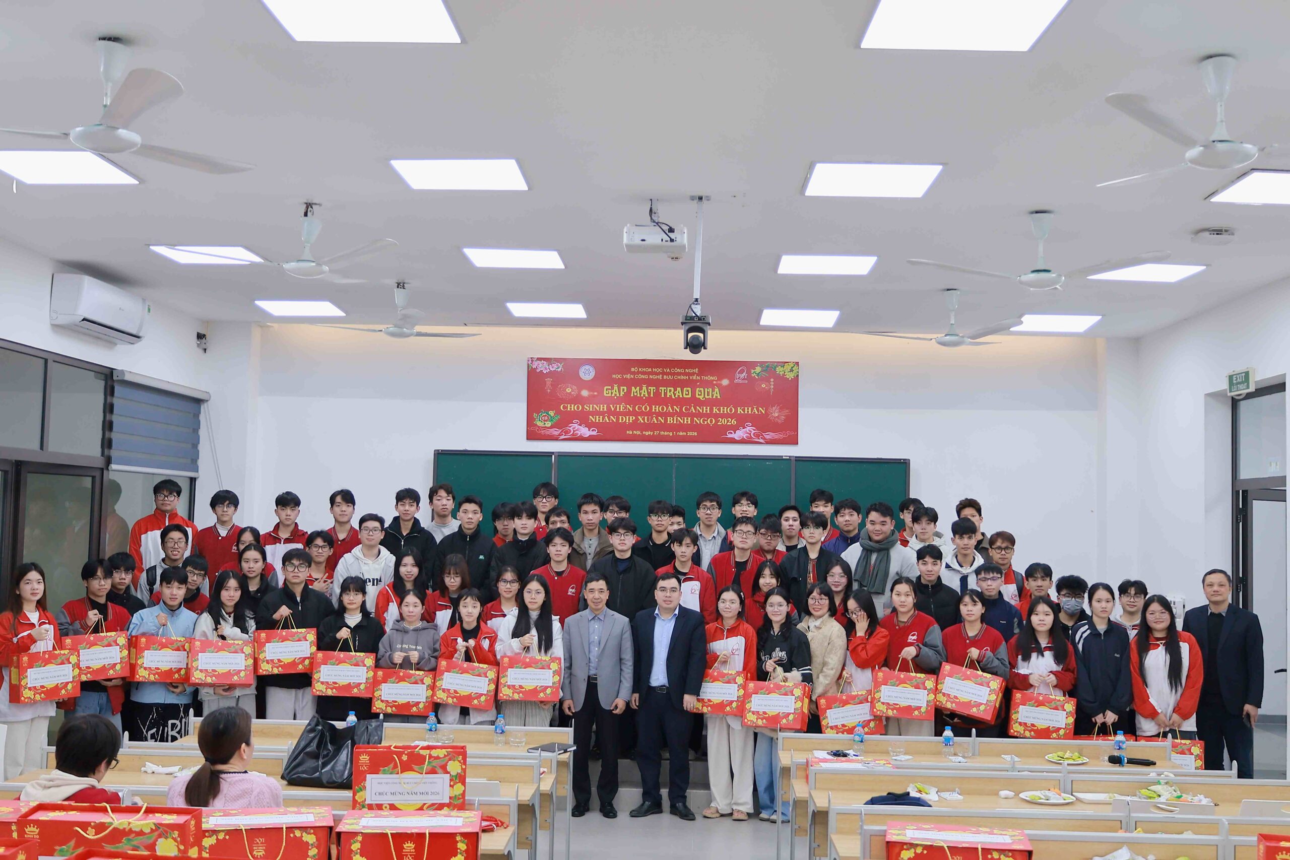 Học viện trao quà Tết Xuân 2026 cho sinh viên có nỗ lực vượt khó