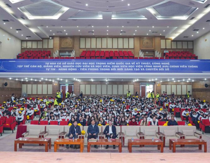 Học viện Công nghệ Bưu chính Viễn thông đồng hành cùng học sinh THPT Bạch Đằng định hướng nghề nghiệp trong kỷ nguyên chuyển đổi số