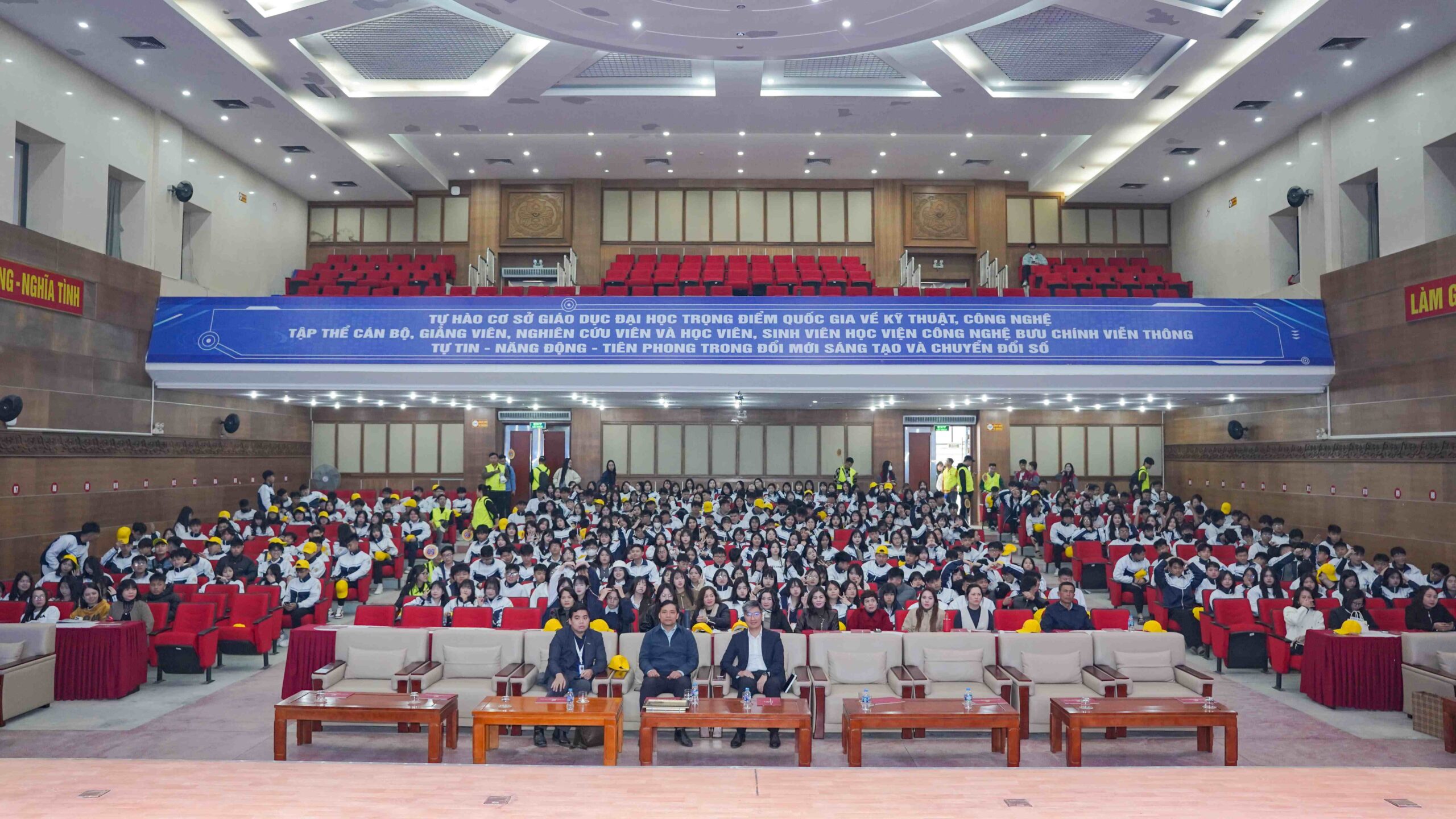 Học viện Công nghệ Bưu chính Viễn thông đồng hành cùng học sinh THPT Bạch Đằng định hướng nghề nghiệp trong kỷ nguyên chuyển đổi số