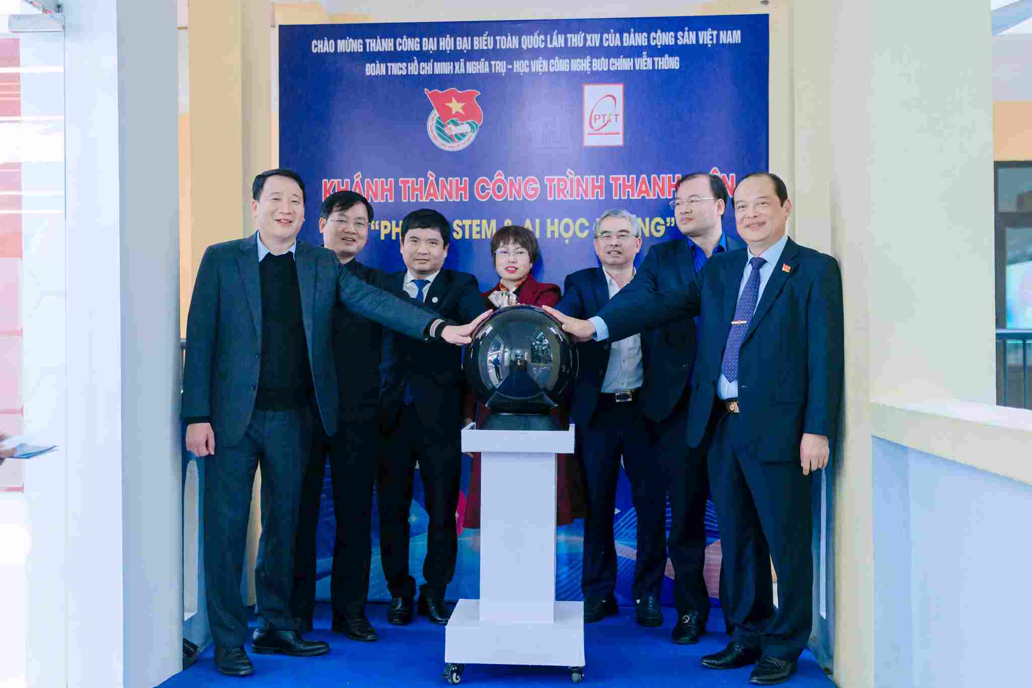 Học viện Công nghệ Bưu chính Viễn thông trao tặng xã Nghĩa Trụ công trình Phòng học STEM & AI