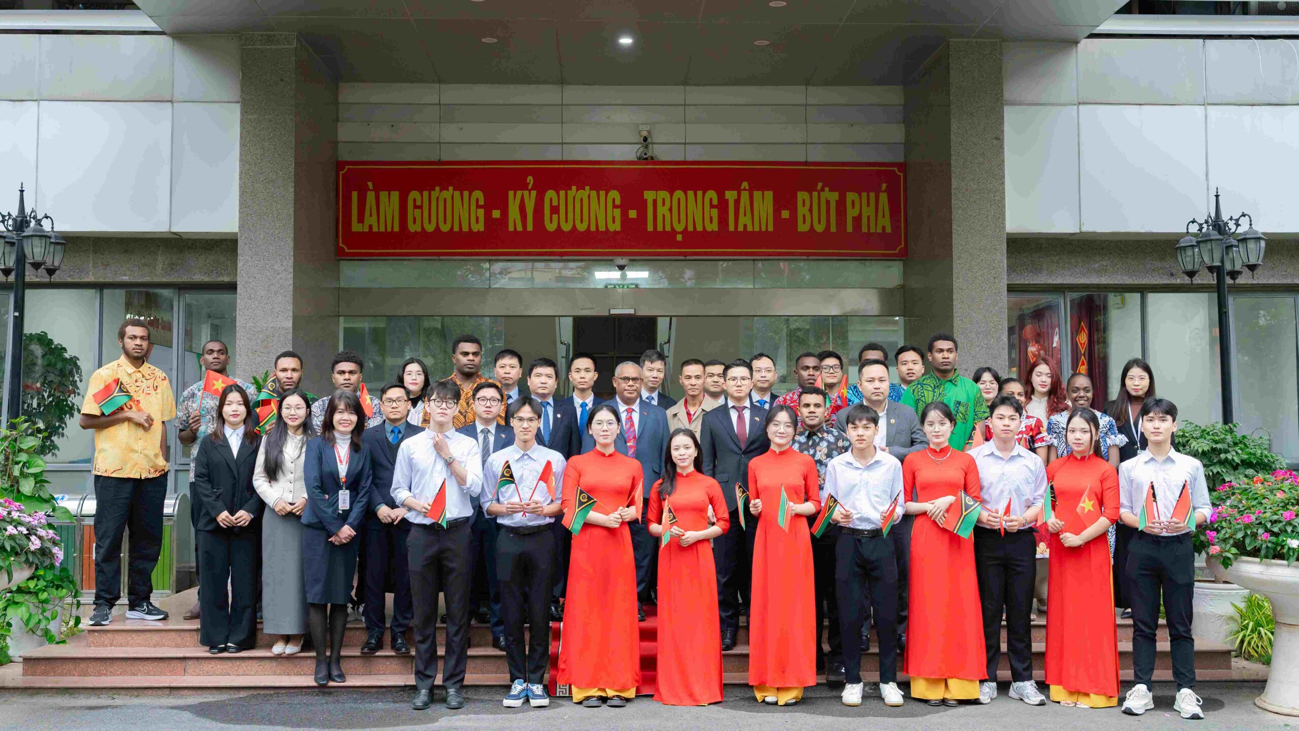 Thủ tướng Nước Cộng hòa Vanuatu thăm Học viện Công nghệ Bưu chính Viễn thông, gặp gỡ lưu học sinh Vanuatu tại Việt Nam